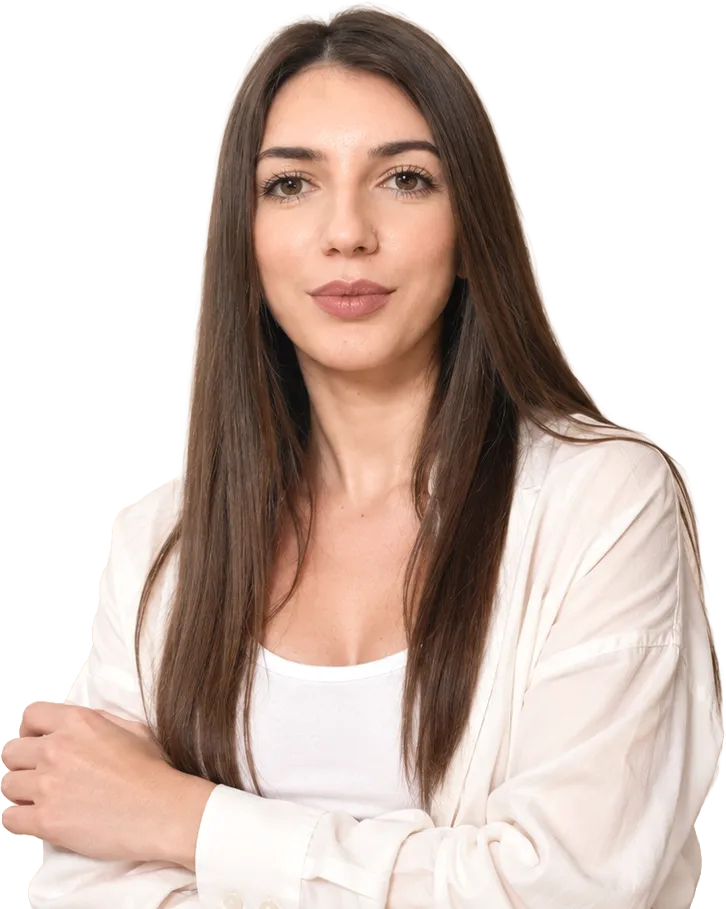 Mădălina in einem cremefarbenen Hemd, die Arme locker verschränkt.